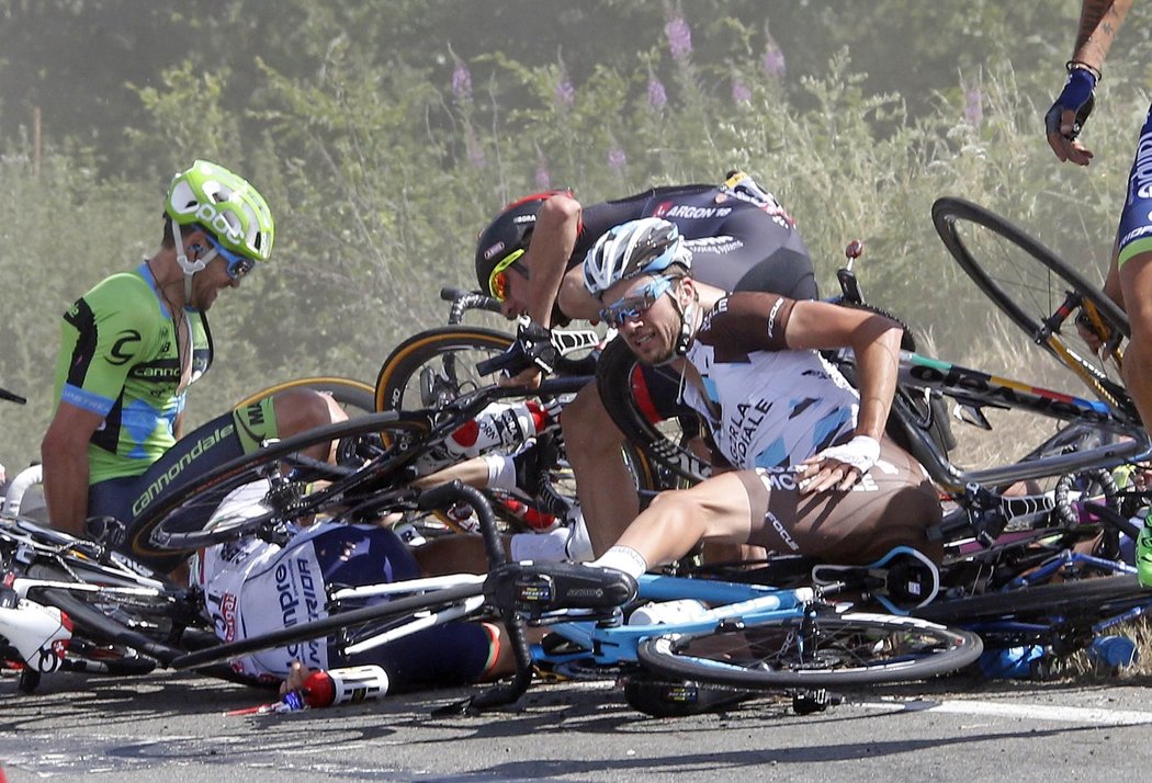 Ve třetí etapě Tour cyklisté popadali v plné rychlosti