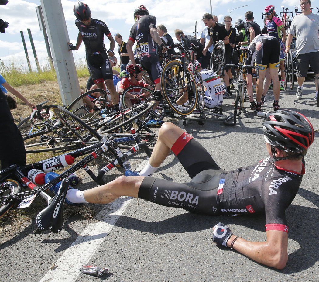 Hromadné srážka ve třetí etapě Tour de France
