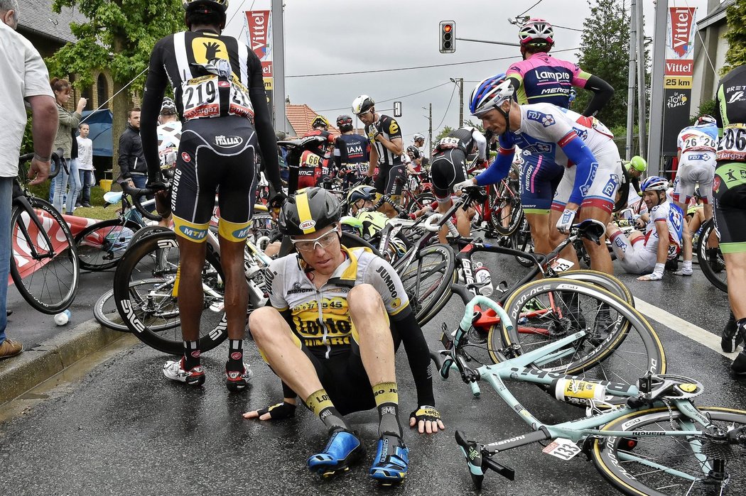 V páté etapě Tour de France byla k vidění hromadná srážka cyklistů