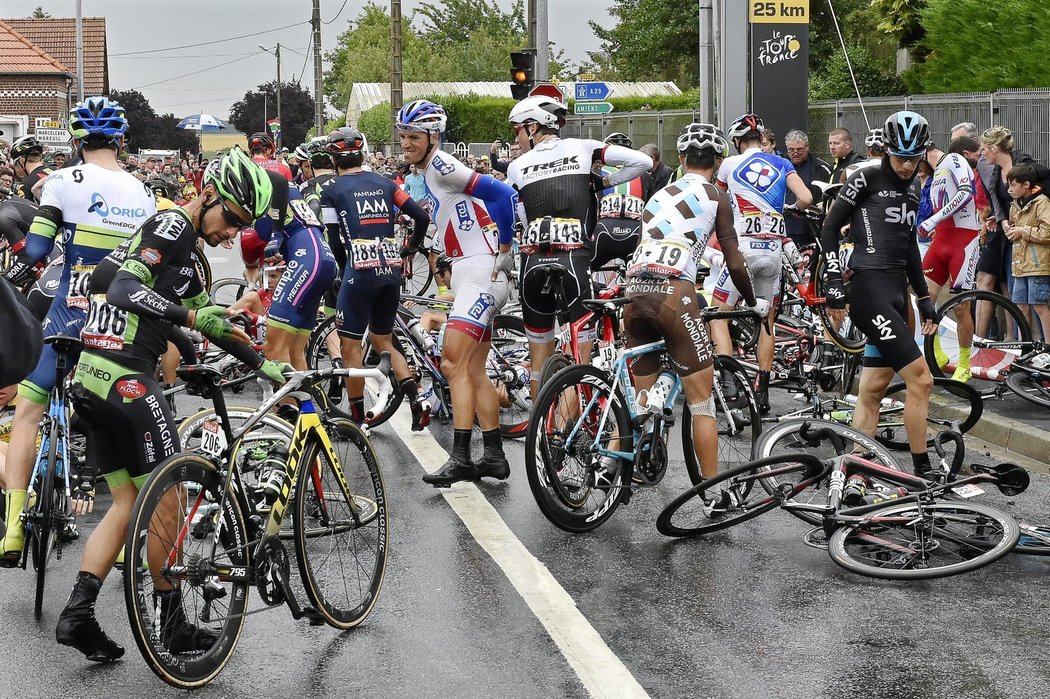 Cyklisté se v páté etapě Tour srazili