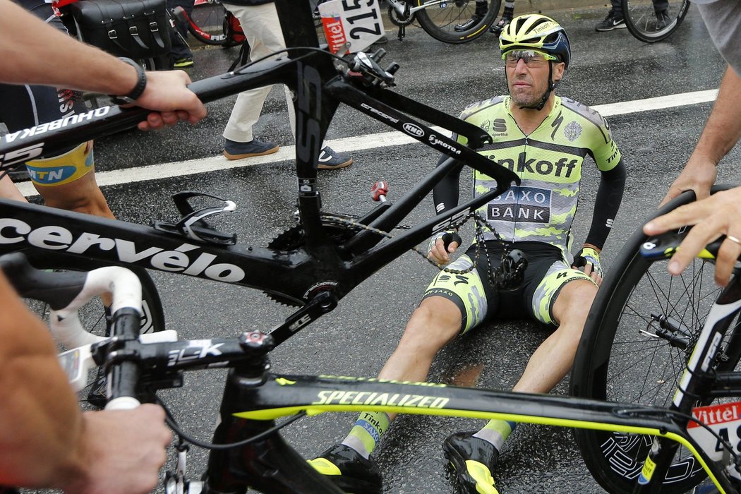 Jeden z cyklistů, kteří upadli v páté etapě Tour de France