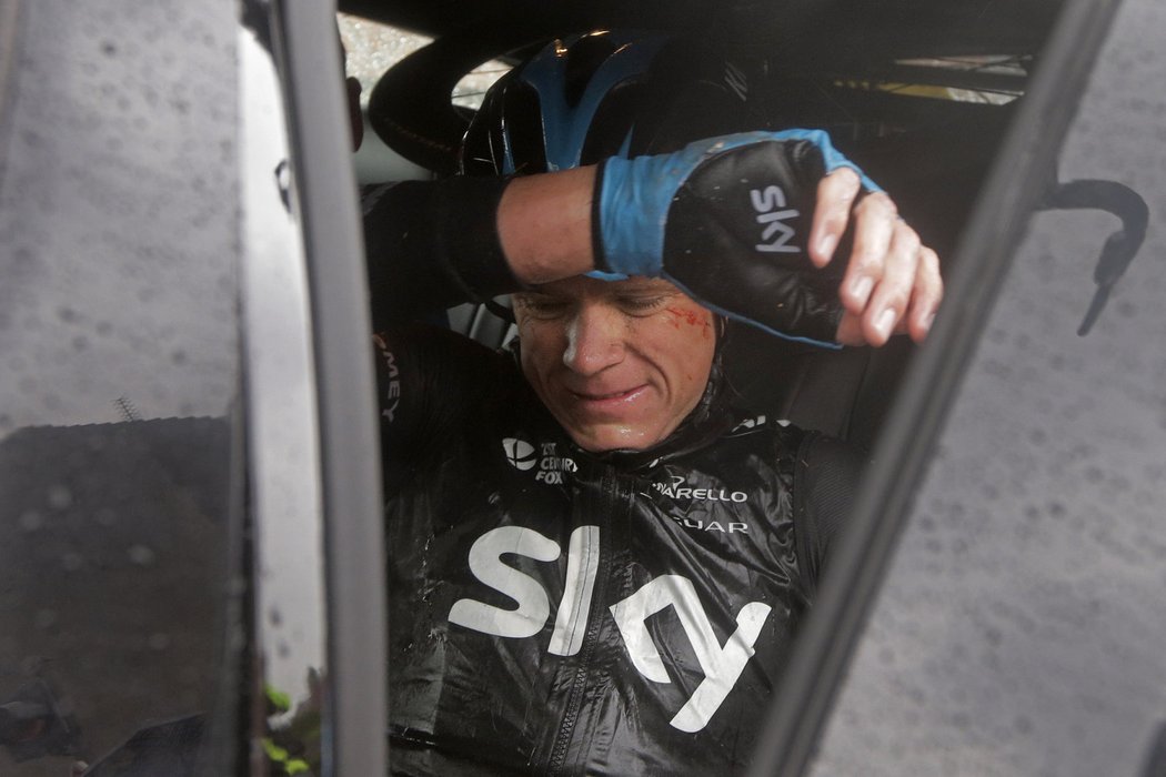 Pro obhájce loňského vítězství Chrise Froomea skončila Tour de France díky několika pádům už v páté etapě