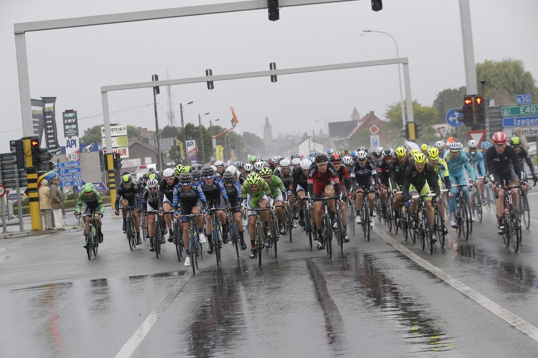 Mokré peklo. Pátou etapu Tour de France orámoval silný déšt