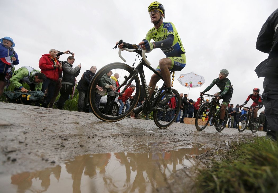 Dlažební kostky zkrápěné nekonečnými provazci deště. Aktéři Tour de France si během 5. etapy prošli na několika úsecích peklem. Na kluzkém terénu je potkaly těžké pády.