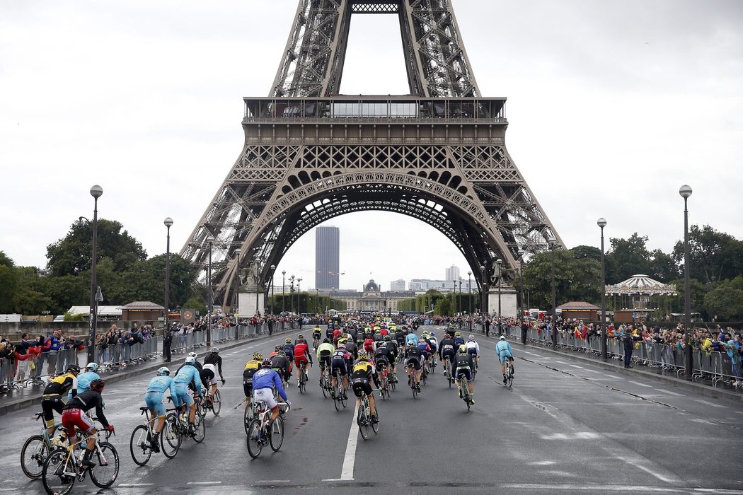 Cyklisté v poslední etapě Tour de France projíždějí pod Eiffelovkou