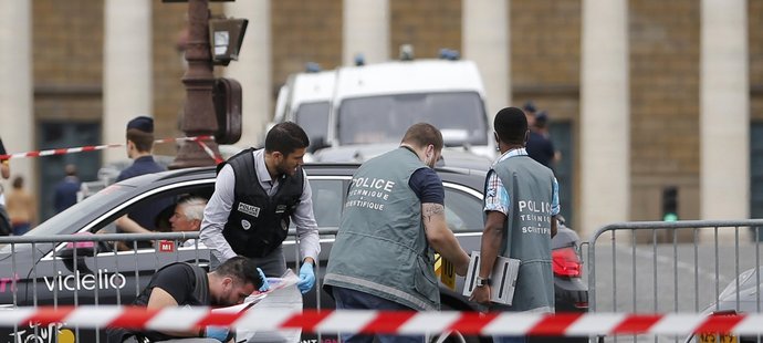 Francouzská policie hledá stopy po autě, které narazilo do bariéry, která odděluje místa pro diváky finiše Tour de France v Paříži