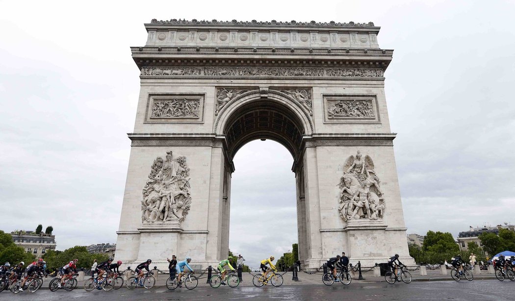 Cyklisté v poslední etapě Tour de France projíždí kolem pařížského Vítězného oblouku