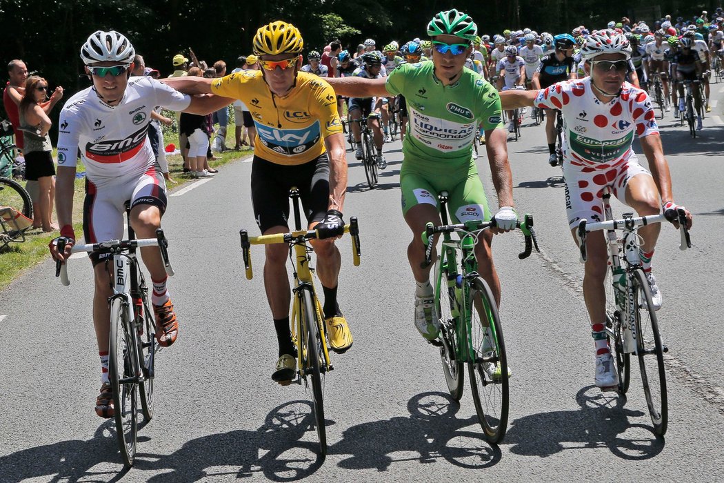 Bradley Wiggins (ve žlutém) jako první britský cyklista vyhrál Tour de France