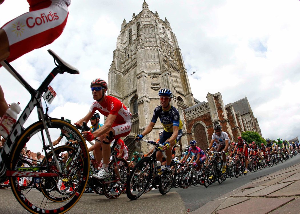 Peloton Tour de France projíždí kolem katedrály v Aire-sur-la-Lys