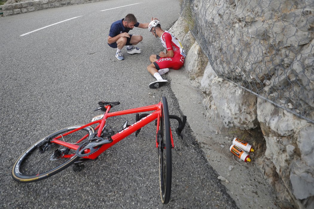 Anthony Perez měl ve třetí etapě Tour de France těžký pád