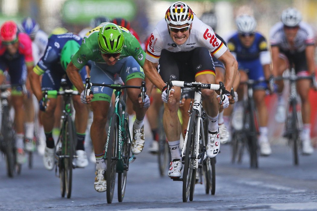 Slovák Peter Sagan (vlevo) spurt v poslední etapě Tour de France prohrál s Andre Griepelem jen o pár centimetrů