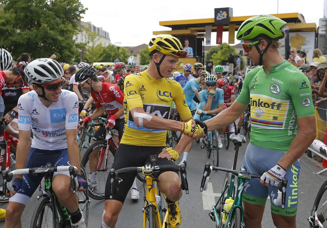 Chris Froome ve žlutém trikotu pro vedoucího jezdce Tour de France si před poslední etapou podává ruku se Slovákem Peterem Saganem (vpravo), který vedl pořadí sprinterů