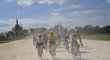 Držitelé cenných barevných trikotů na Tour de France v prachu za ředitelským vozem vyrážejí do poslední etapy