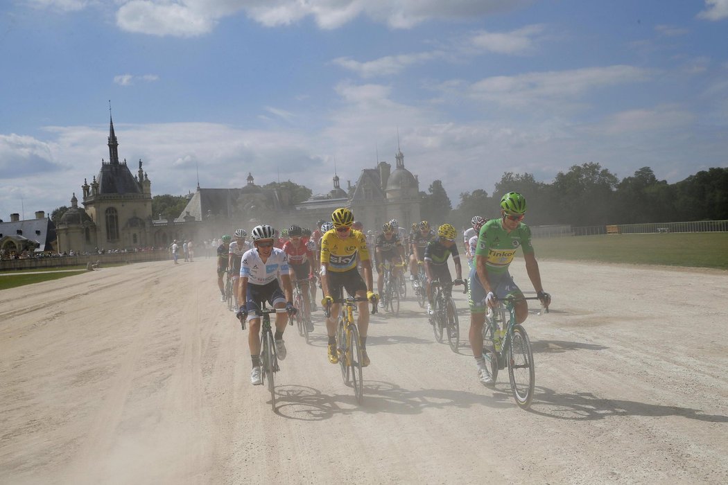 Držitelé cenných barevných trikotů na Tour de France v prachu za ředitelským vozem vyrážejí do poslední etapy