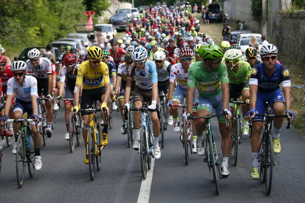 Uvolnění cyklisté v poslední etapě Tour de France z Chantilly do Paříže. Tady už se o celkové umístění nebojuje.