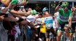 Slovenský cyklista Peter Sagan zdraví diváky před startem 4. etapy Tour de France