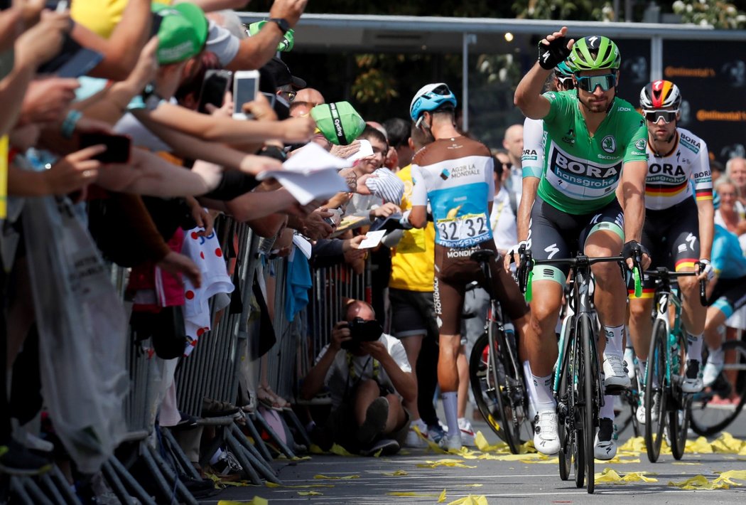 Slovenský cyklista Peter Sagan zdraví diváky před startem 4. etapy Tour de France