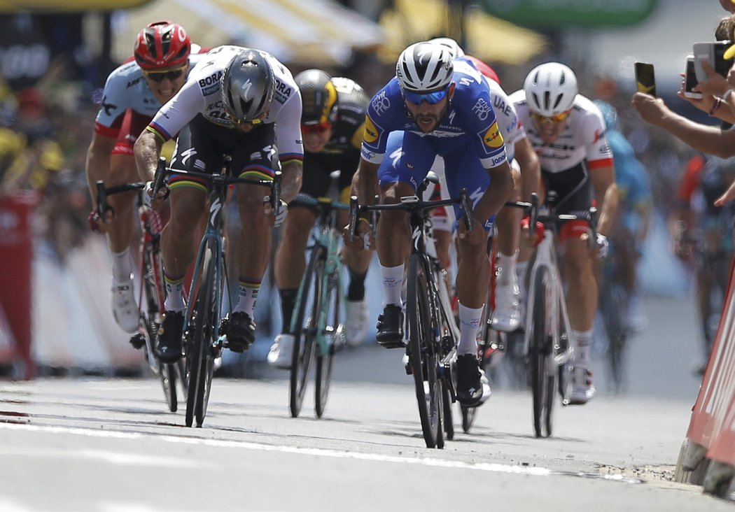 Peter Sagan (vlevo) a Fernando Gaviria spurtují o triumf v úvodní etapě Tour de France, nakonec byl úspěšnější Kolumbijec