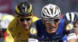 Marcel Kittel finišuje jako vítěz ve 4. etapě Tour de France, za ním ve žlutém Peter Sagan