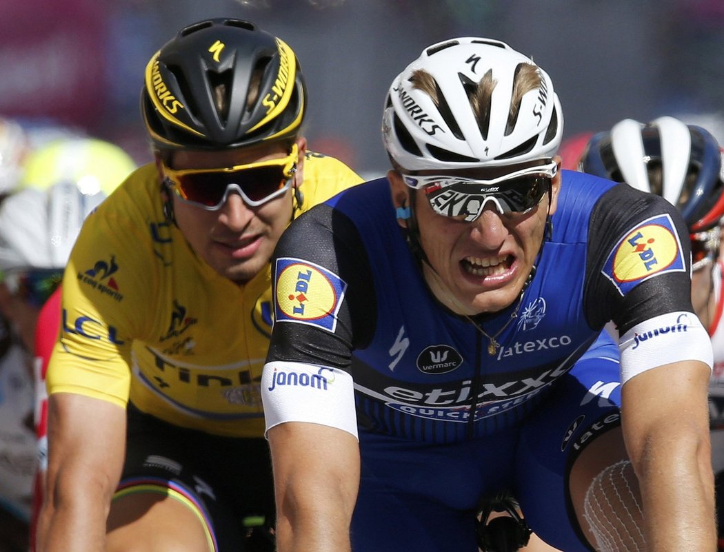 Marcel Kittel finišuje jako vítěz ve 4. etapě Tour de France, za ním ve žlutém Peter Sagan
