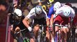 Peter Sagan (druhý zleva) a jeho incident s Markem Cavendishem, za který byl vyloučen z Tour de France