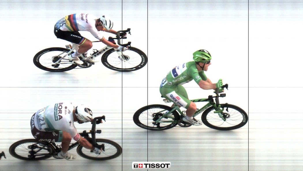 Pařížský dojezd Tour de France - vítěz bodovací soutěže Sam Bennett oslavil další triumf před Peterem Saganem, který dojel třetí (dole)...