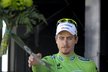 Peter Sagan hází fanouškům kytici poté, co si oblékl na pódiu zelený dres pro nejlepšího sprintera