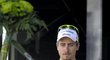 Peter Sagan hází fanouškům kytici poté, co si oblékl na pódiu zelený dres pro nejlepšího sprintera