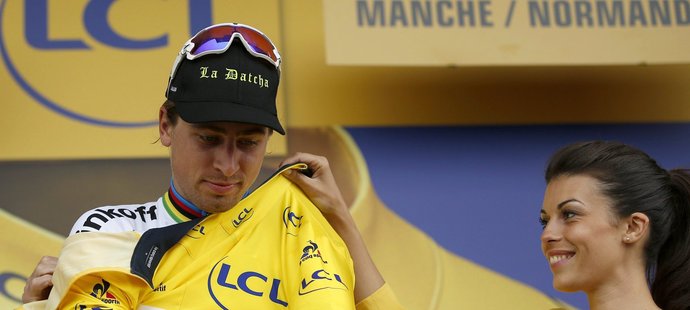 Peter Sagan si obléká žlutý dres pro vedoucího muže Tour de France. Jako první Slovák v historii.