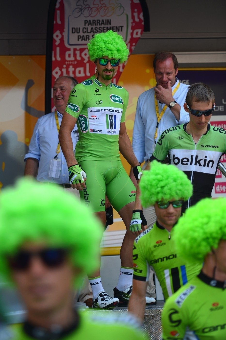 Peter Sagan kromě zelené bradky předvedl na oslavu triumfu v bodovací soutěži Tour de France i zelenou paruku, stejně jako celý jeho tým
