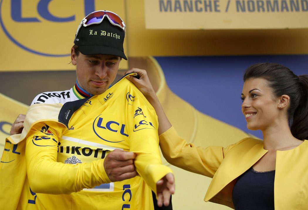 Peter Sagan si obléká žlutý dres pro vedoucího muže Tour de France. Jako první Slovák v historii.