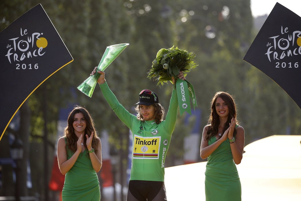 Slovenský cyklista Peter Sagan přebírá trofej pro nejlepšího spurtera Tour de France