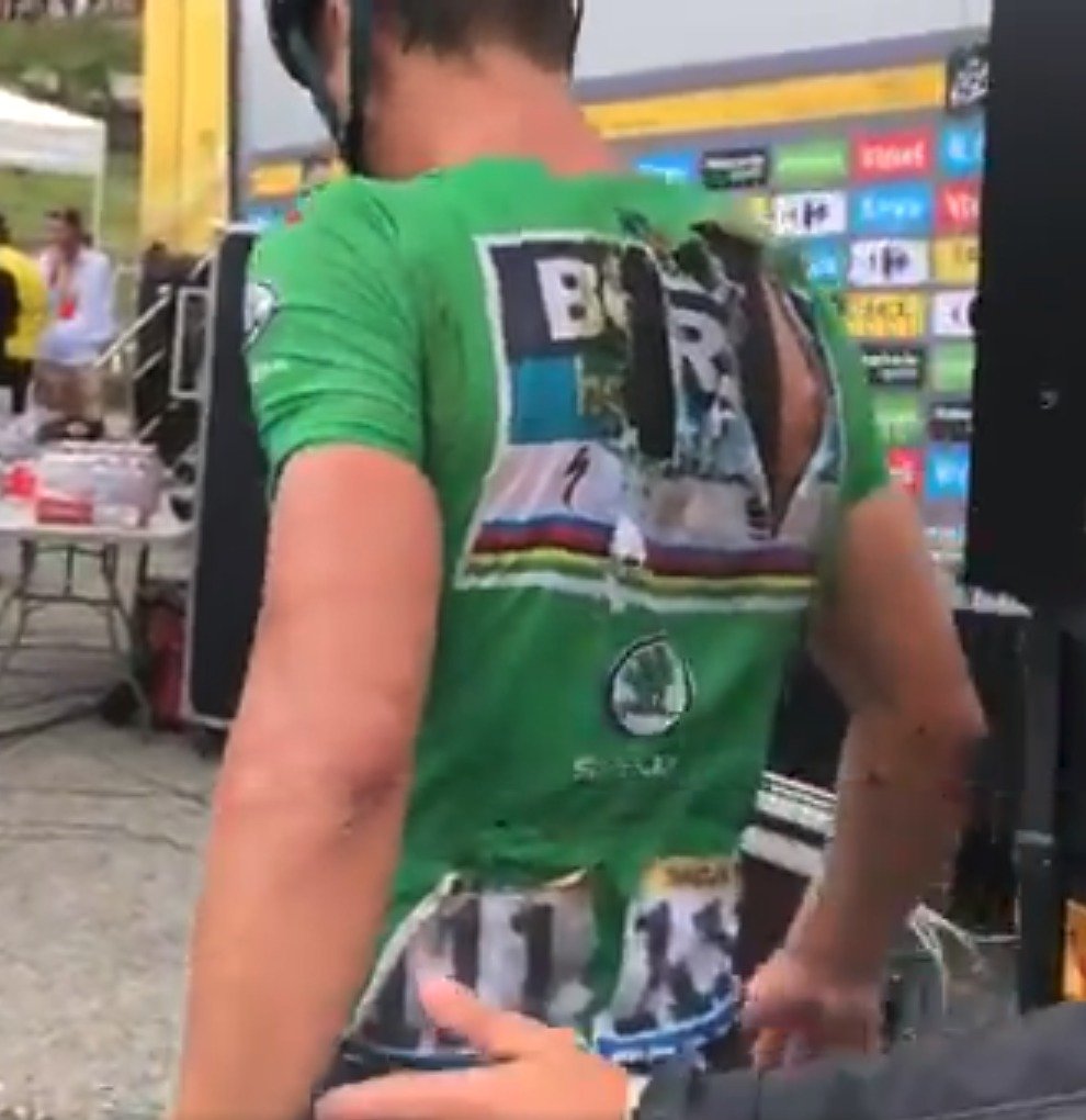 Peter Sagan měl v sedmnácté etapě nehodu, do cíle dojel od krve a s rozervaným dresem.