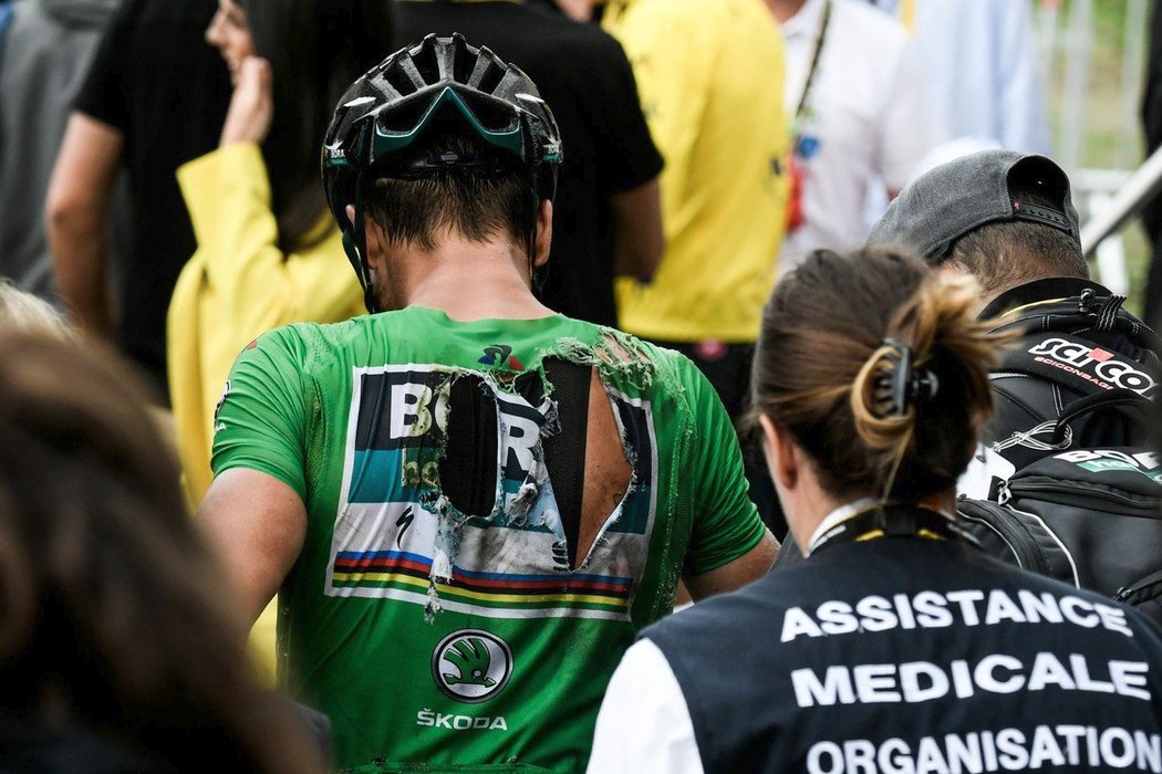 Peter Sagan měl v sedmnácté etapě nehodu, do cíle dojel od krve a s rozervaným dresem.