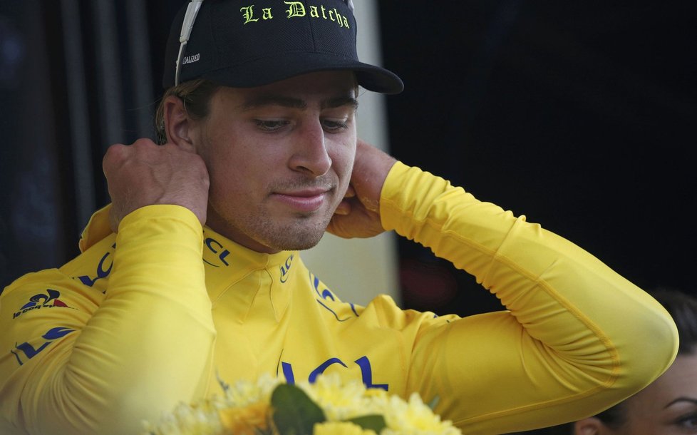 Slovenský cyklista Peter Sagan obléká poprvé v kariéře žlutý dres pro vedoucího závodníka Tour de France