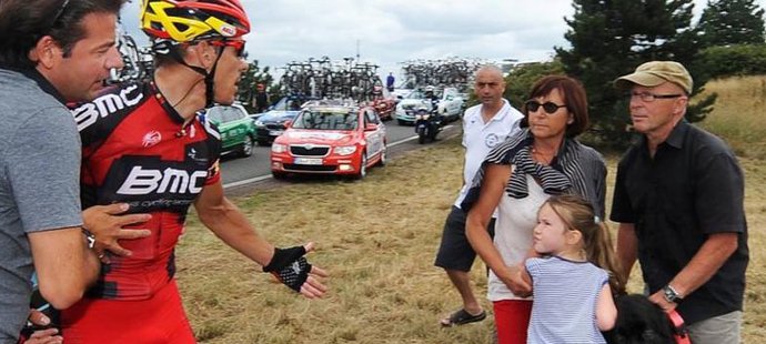 Belgický cyklista Philippe Gilbert se sápe po páníčkovi, kterému utekl pes a zapříčinil nepříjemný pád