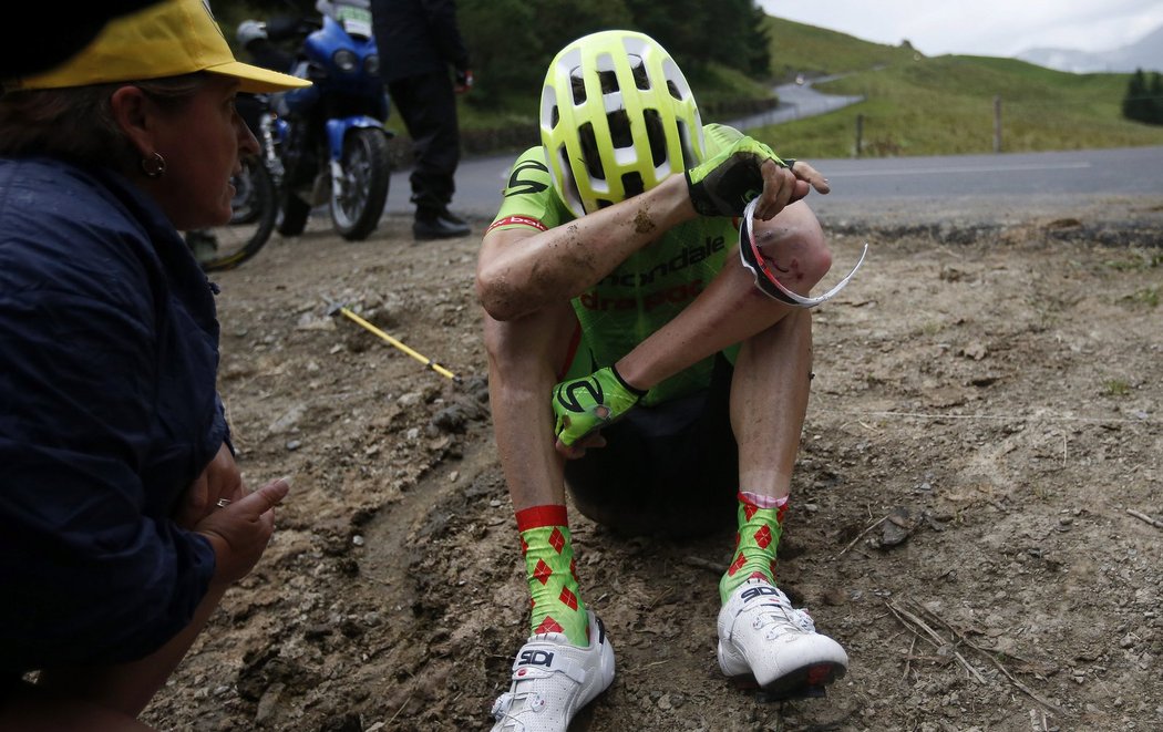 Nešťastný Pierre Rolland po pádu v 19. etapě Tour de France