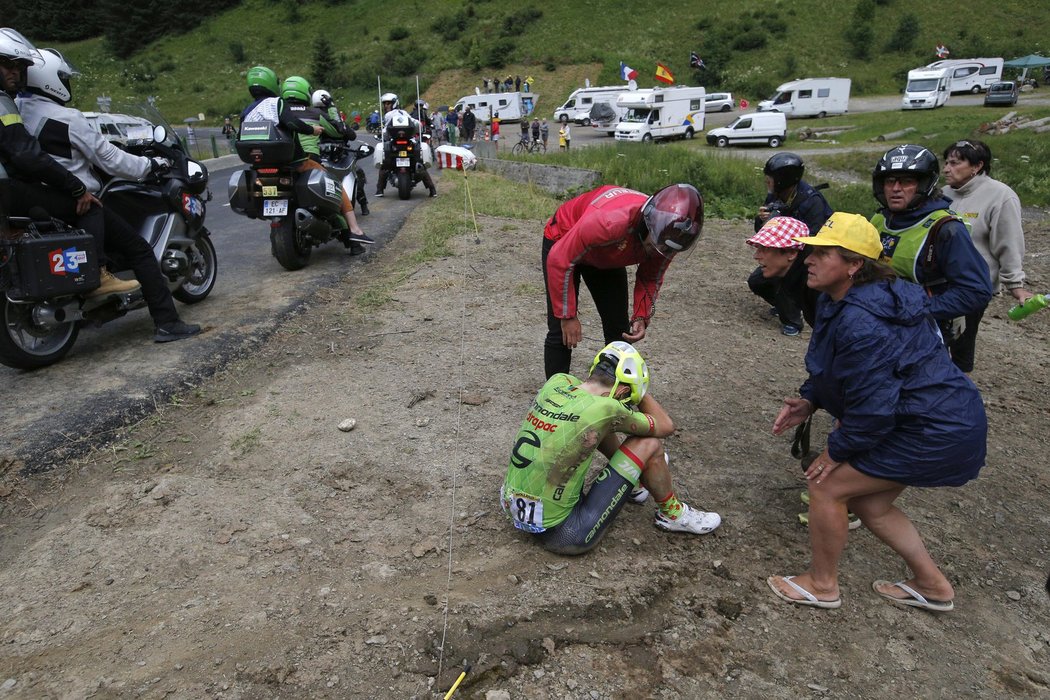 Zraněný Pierre Rolland po pádu v 19. etapě Tour de France