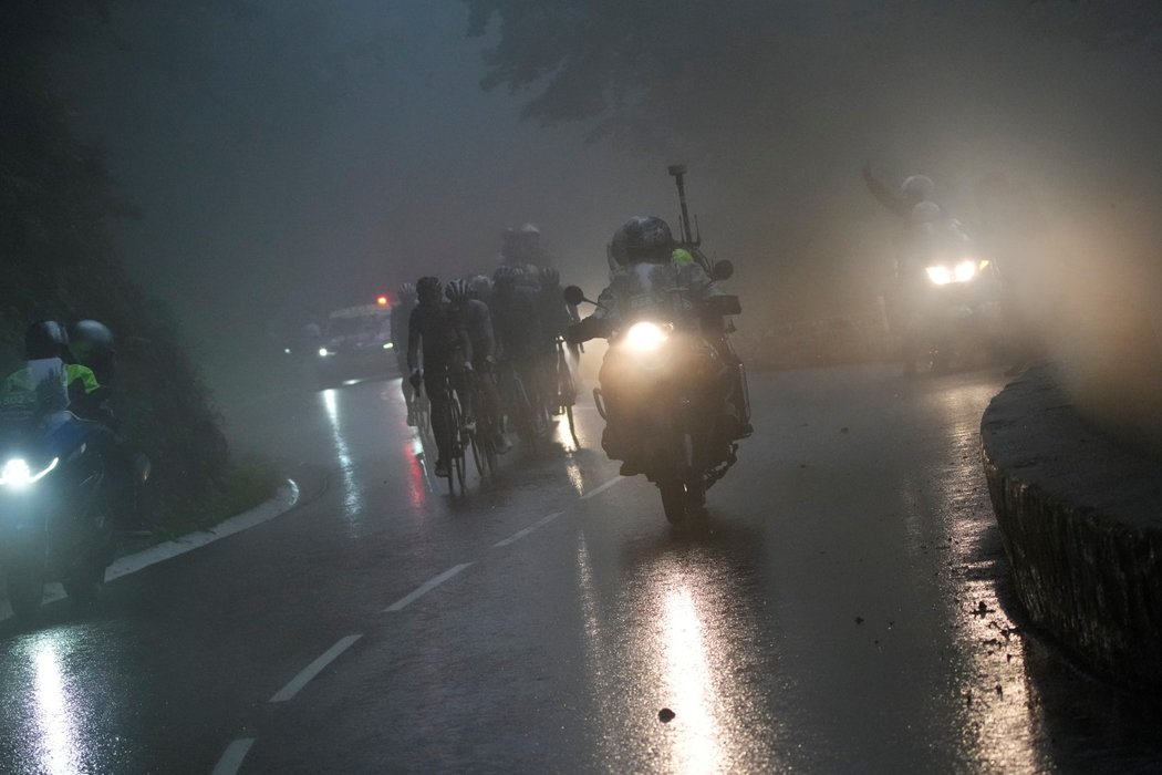 Závěr osmé etapy Tour de France proběhl v hodně nepříznivém počasí