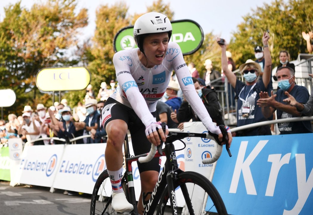 Tadej Pogačar při dojezdu časovky na Tour de France.