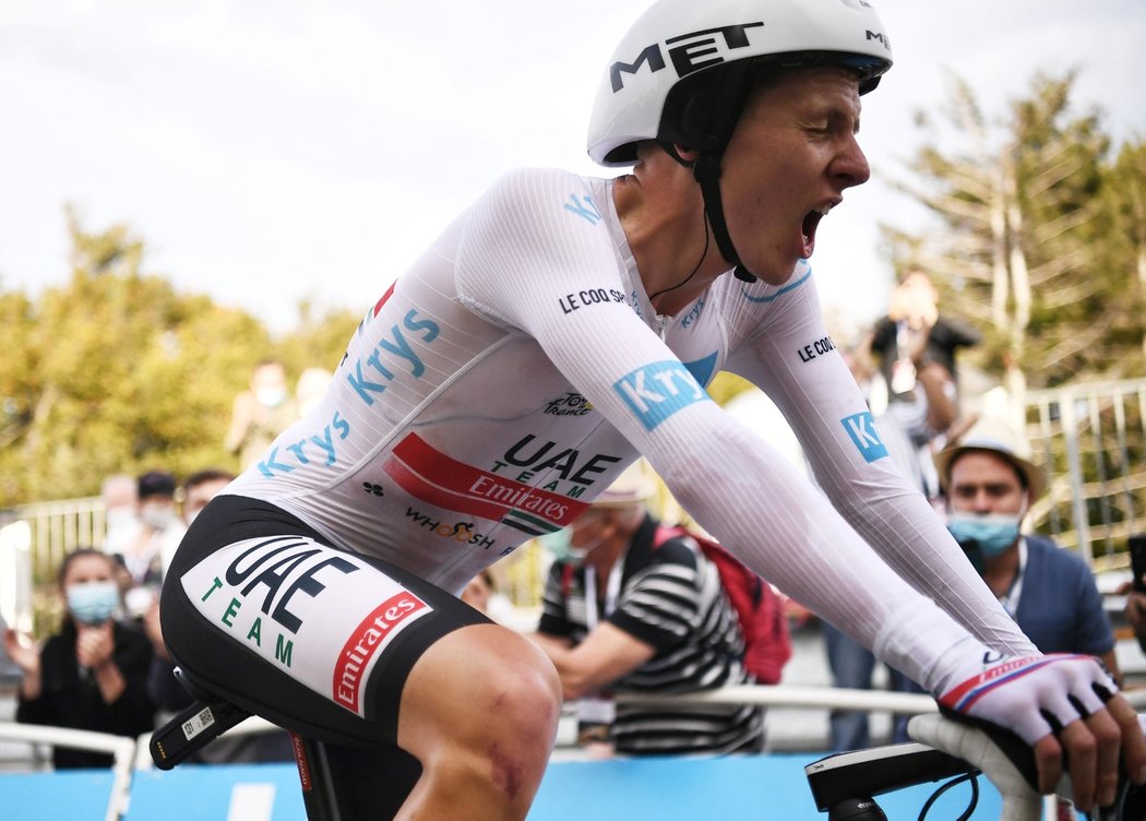 Tadej Pogačar při dojezdu časovky na Tour de France.