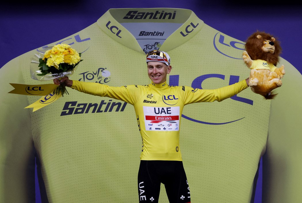 Šampion posledních dvou Tour Tadej Pogačar už oblékl žlutý dres