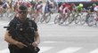 Samopalem ozbrojený příslušník francouzské policie hlídá dojezd cyklistické Tour de France v Paříži