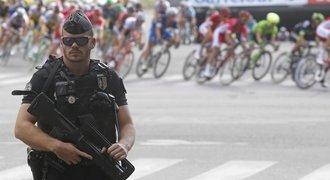 Konec Tour de France ohlídaly samopaly. Vive la France, volal Froome