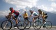 Primož Roglič (vpravo) na horách skákal, teď s kopci potýká na Tour de France