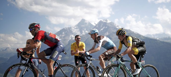 Primož Roglič (vpravo) na horách skákal, teď s kopci potýká na Tour de France