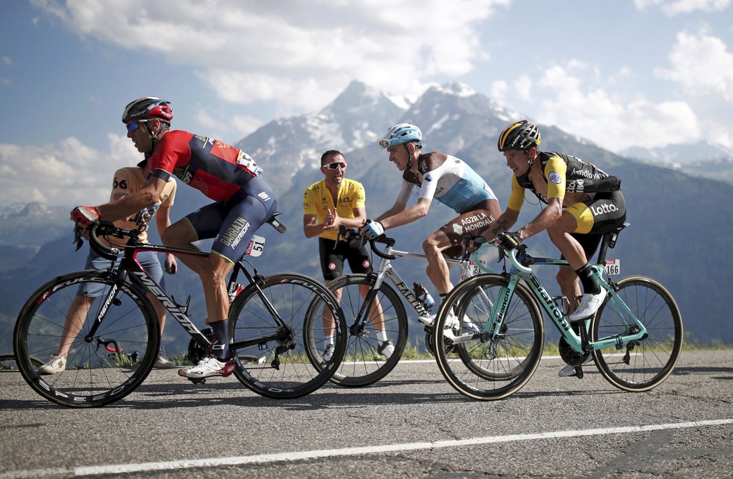 Primož Roglič (vpravo) na horách skákal, teď s kopci potýká na Tour de France