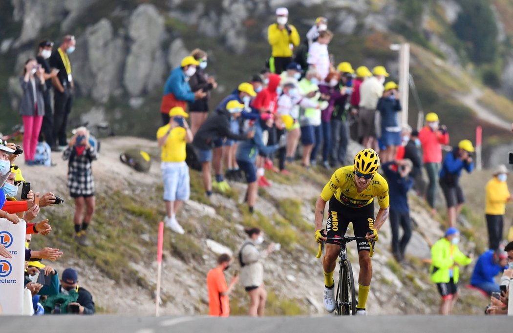 Primož Roglič finišuje jako druhý v 17. etapě Tour de France