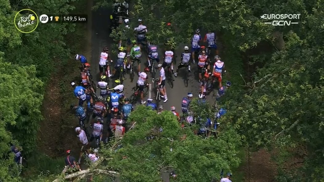 Cyklisté na začátku čtvrté etapy Tour de France zastavili na protest proti (podle nich) nebezpečným dojezdům etap