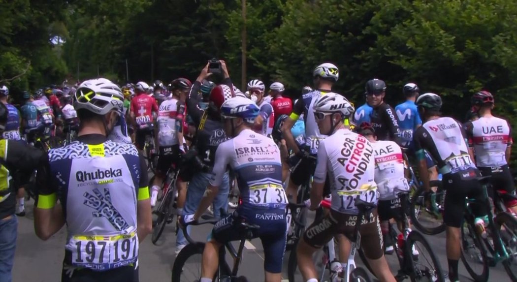 Cyklisté na začátku čtvrté etapy Tour de France zastavili na protest proti (podle nich) nebezpečným dojezdům etap